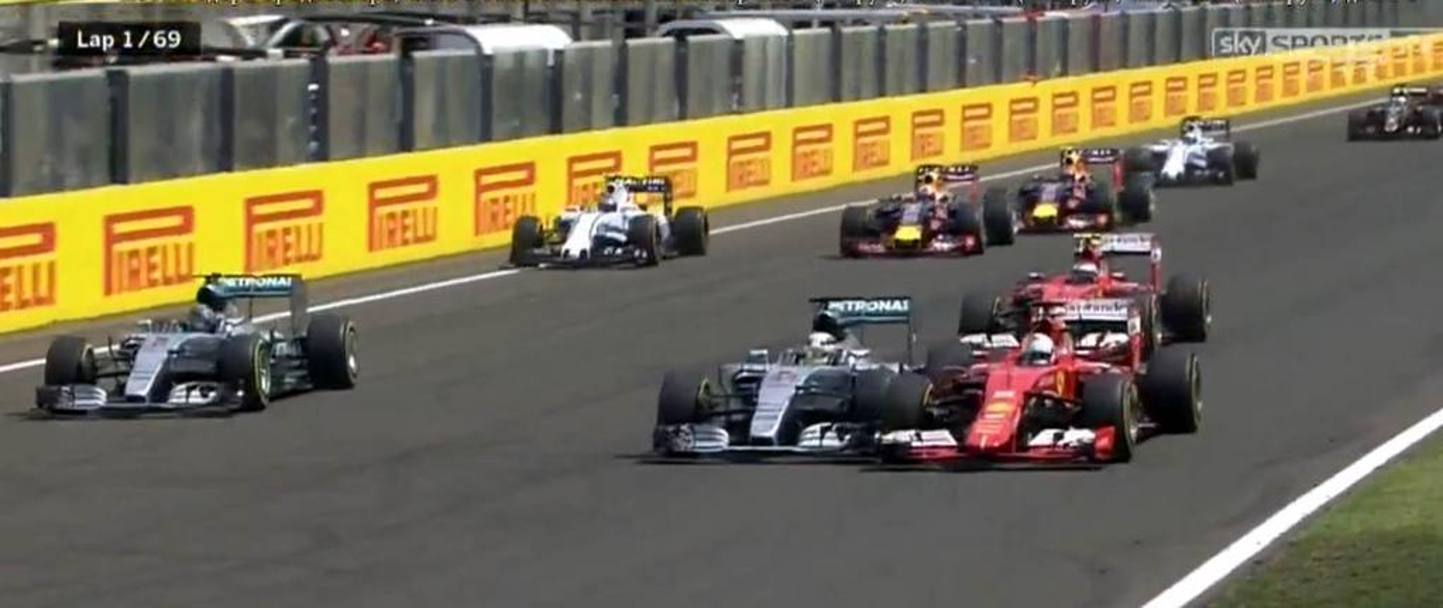 Sull destra la Ferrari di Vettel che affianca la Mercedes di Hamilton